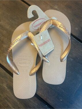 NWT Havaianas Women’s Metallic Flip Flops - Rose Gold